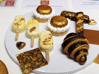piezas de repostería gourmet con ingrediente de oro comestible