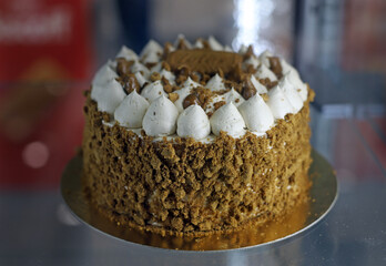 tarta de dulce de leche con galletas crujientes y nata