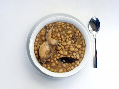 plato de alubias con perdiz guisadas preparadas para comer con cuchara