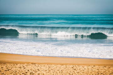 Wave breaking to the beach, intentionnal grain