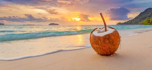 Noix de coco sur une plage déserte tropicale sans personne avec un coucher de soleil. - obrazy, fototapety, plakaty
