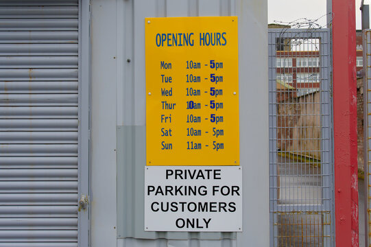 Business opening times in hours and days at customer entrance