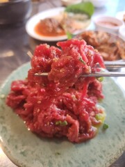 한국에서 먹은 육회(날것의 소)
