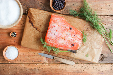 gebeizter Lachs Fisch selber einlegen Tisch Brett Salz