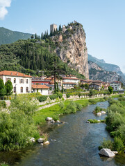 Castello di Arco trohnt auf einem mächtigen Felshügel über dem kleinen Städtchen Arco am Gardasee - eine der schönsten Burgen im Trentino / Italien