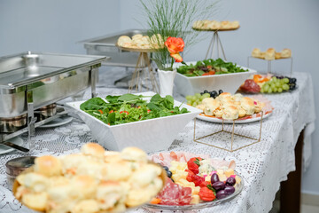 Lindo enfeites de comidas na mesa com varios pratos decorados.