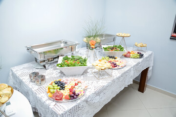Lindo enfeites de comidas na mesa com varios pratos decorados.