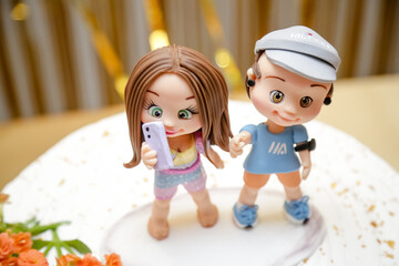Bonecos de bolo biscuit de um casal jovem.