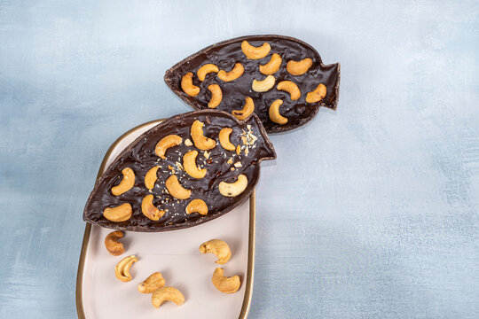 Dark Belgian chocolate Easter egg, filled with cupuaçu jam and cashew nuts_1..​