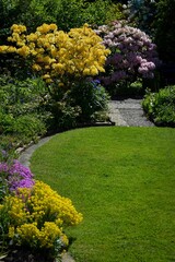 Schöner Garten im Mai mit Azalee und Rhododendron