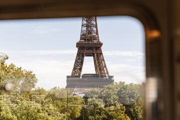 La Tour Eiffel vue depuis le métro aérien parisien