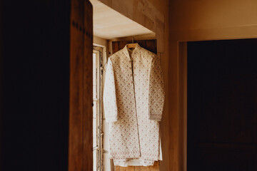 Habits traditionnel indien pour le marié