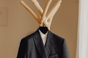 Costume d'homme suspendu au porte-manteau