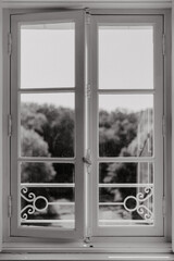Fenêtre ouverte avec vue sur le jardin