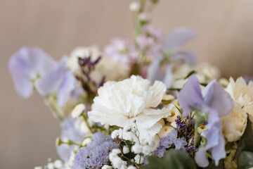 Bouquet de fleurs mauves et blanches