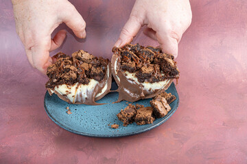 Spoon Easter egg with Brazilian truffle filling and brownie topping_11.