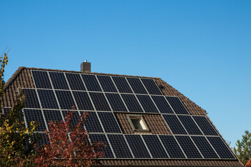 Photovoltaik Anlage mit Solar Modulen auf den Dach, Solar Komplettanlage	