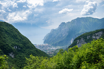 Dunkle Wolken &uuml;ber Riva del Garda am Gardasee / Trentino / Italien 
