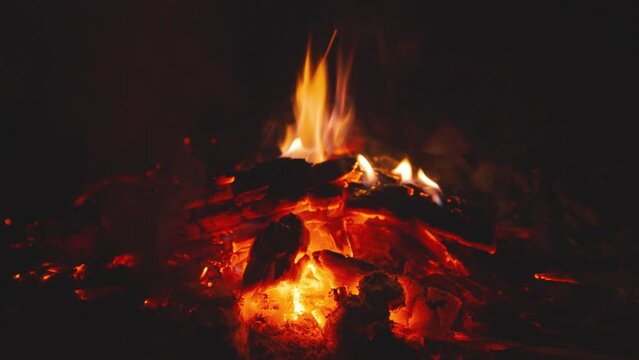 炎がオレンジに光る焚き火の炭　キャンプ　バーベキュー