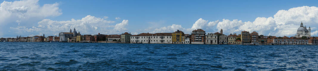 Fototapeta na wymiar Panorama de venise vue du canal avec la Skyline des maison traditionnelles, Italie