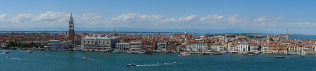 Fototapeta na wymiar Panorama de venise vue de la basilic San Giorgio Maggiore, vue en hauteur sur tout Venise 