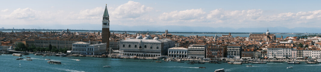 Panorama de venise vue de la basilic San Giorgio Maggiore, vue en hauteur sur tout Venise  - obrazy, fototapety, plakaty