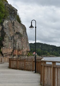 paseo mar&iacute;timo de madera en Uddevalla con farolas y rocas