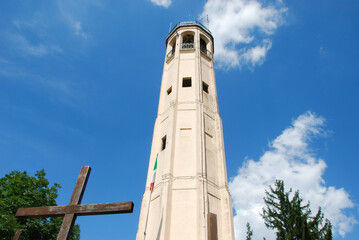 Fototapeta na wymiar Il Faro Voltiano sulle pendici sopra Brunate in provincia di Como, Lombardia, Italia.