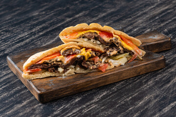 Pita with beef and fresh vegetables