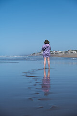 Mujer caminando por la playa