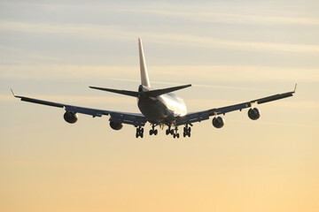 747 Sunrise Landing at London Gatwick Airport LGW - obrazy, fototapety, plakaty