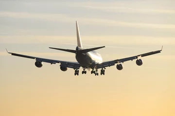 Fotobehang 747 Sunrise Landing at London Gatwick Airport LGW © photogoodwin