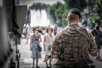 militare protegge i cittadini a Milano