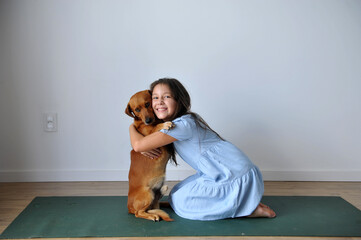 menina feliz dando carinho para cachorro doméstico