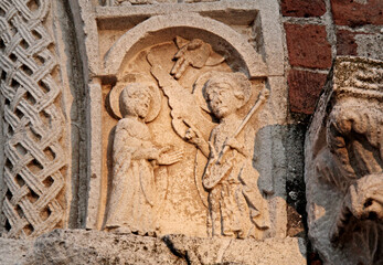 Annunciazione dell'Angelo a Maria;  arco del portale della basilica di Santa Maria in Calvenzano a...