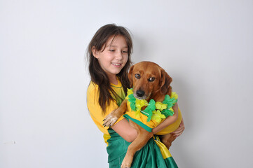 Criança feliz com cachorro caramelo , amor aos animais, cores do brasil no carnaval  