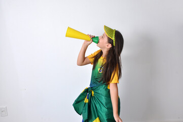 menina com cores do brasil anúnciando algo no megafone 