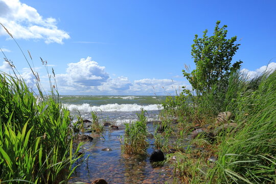 Hindens rev at V&auml;nern. The biggest lake in Sweden. Large wet rocks. Windy outside this summer day. Near Lidk&ouml;ping.