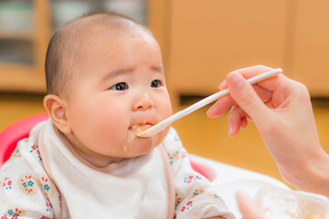 離乳食を食べている元気な赤ちゃん
