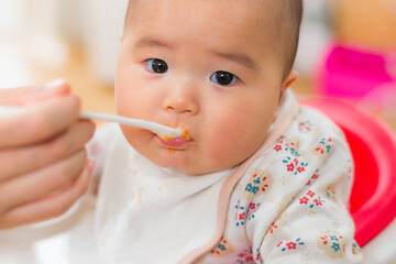 離乳食を食べている元気な赤ちゃん