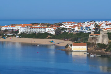 Obraz premium Vila Nova de Milfontes - beautiful portuguese town at river Mira with a castle ad beautiful beaches