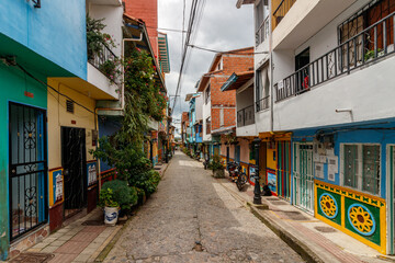 Straße mit bunten Häusern in Gutaupe, Kolumbien