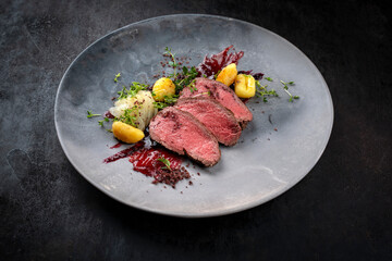 Traditionelles gebratenes Rehrückenfilet mit aufgeschnittener Birne, Gnocchi und Pflaumenmarmelade...