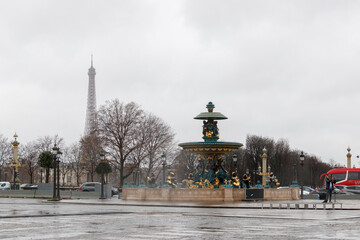 Eiffelturm gesehen vom Place de la COncorde, im Regen, Paris