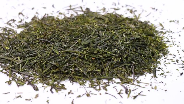 煎茶、緑茶、日本茶、茶葉、お茶の葉、お茶っ葉、お茶の葉っぱ、新茶、ビタミン、美容、栄養、健康、ヘルシー、日本、アジア、飲み物、飲物、ドリンク、お茶、茶、葉、葉っぱ、茶っぱ、茶っ葉、乾燥、ドライ、食材、リラックス、リフレッシュ、緑、緑色、グリーン、沢山、たくさん、盛る、山盛り、山積み、伝統、文化、スプーン、木のスプーン、アップ、クローズアップ、俯瞰、回転、回転する、回る、まわる