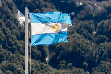 Flamea la bandera argentina en nuestra bella patagonia