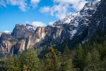 mountains in yosemite
