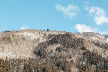 冬の青空と雪山の美しい風景