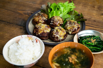 一汁二菜 椎茸の肉詰め味噌チーズ焼きとほうれん草のお浸し