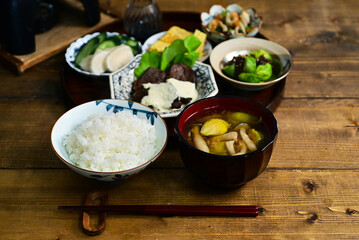 ご飯とたくさんのおかず